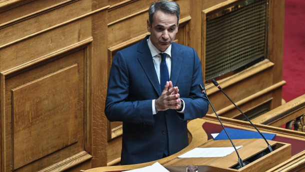 Mitsotakis: Salary hikes, tax cuts will boost public workers