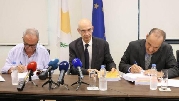 Contract signed to equip Cyprus with 4,450 new modern bus stops