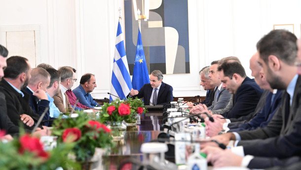 Mitsotakis meets with protesting Greek farmers, seeks common ground