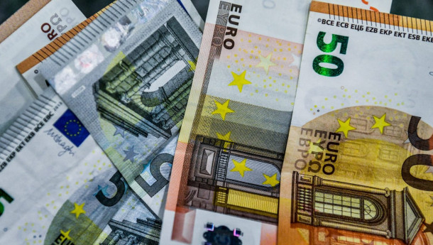 Greeks still prefer cash: The rich have half of all deposits in banks