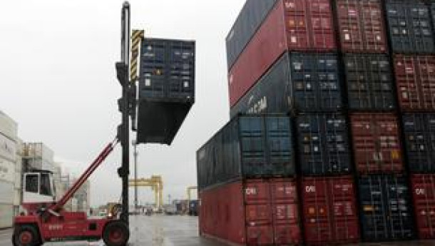 US trade deficit narrows to $73.1 billion as exports pick up