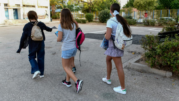 Greece again tries to ban Cell phone use by students to stop bullying