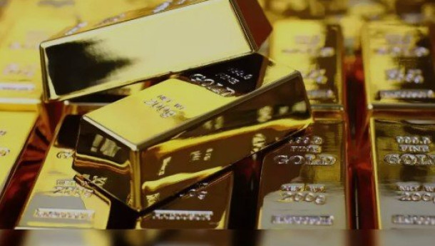 Gold holds advance before US data that may shape Fed rate move