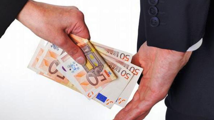 Most Greeks believe politicians corrupt, doctors, officials want bribes