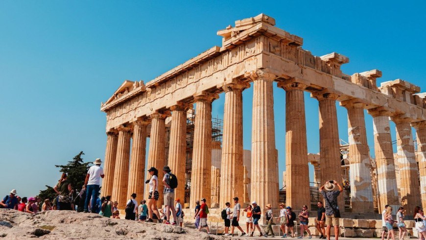 More tourists keep coming to Greece, but are spending less