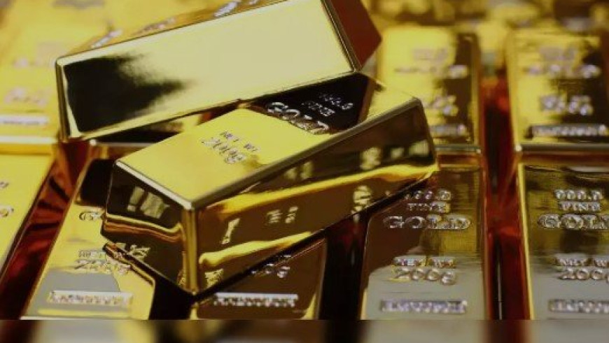 Gold holds advance before US data that may shape Fed rate move