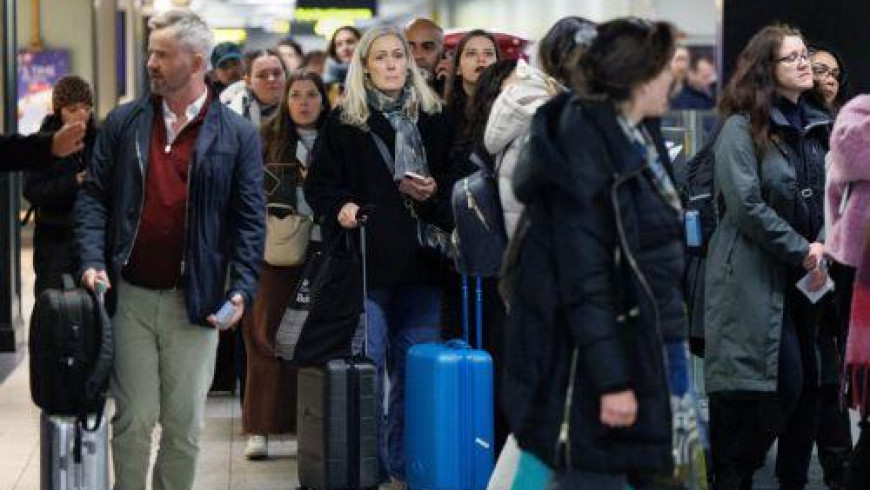 Καθυστερήσεις και ταλαιπωρία λόγω ομίχλης σε μεγάλα αεροδρόμια στην Βρετανία