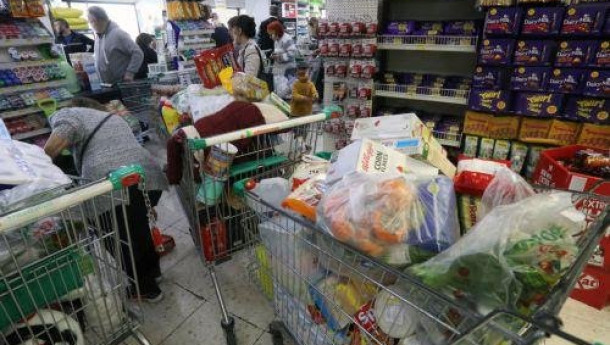 Cypriots are last minute shoppers will sacrifice for Easter table essentials