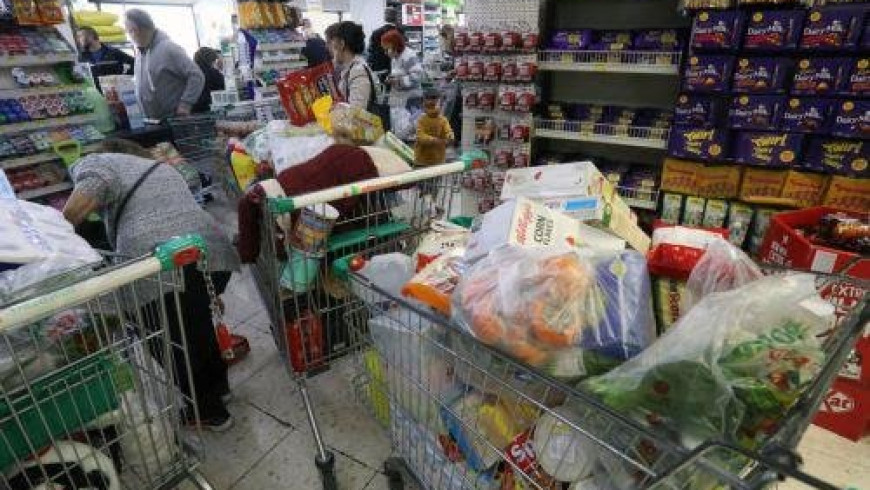 Cypriots are last minute shoppers will sacrifice for Easter table essentials